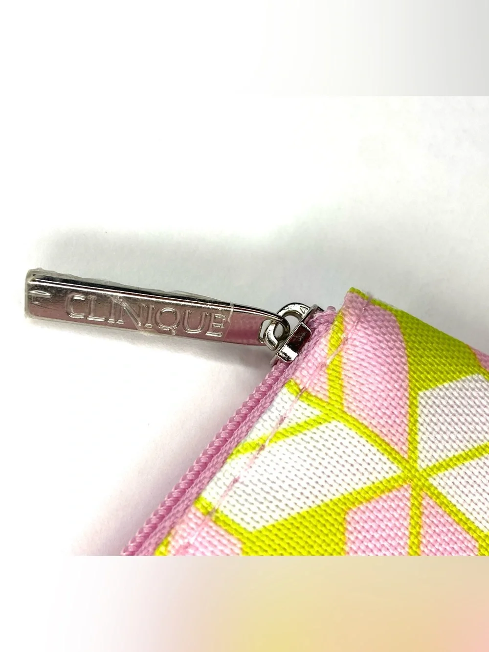 Clinique geometric patterned
